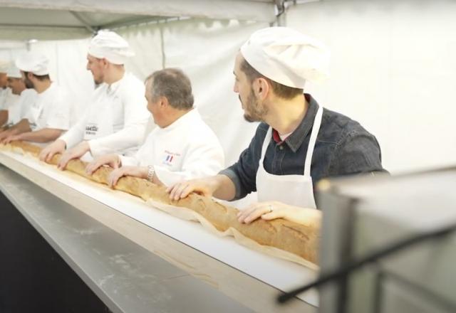 Des boulangers français battent le record du monde de la baguette la plus longue : mais comment ont-ils fait pour la cuire ?