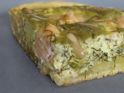 Quiche au saumon, pesto de fenouil et pignons de pin