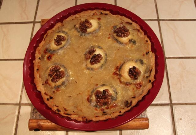 Tarte à l'oignon surprise salée -sucrée aux cèpes, au chèvre et aux noix