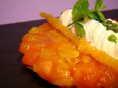 Tatin aux abricots et caramel d'orgeat, petite chantilly mentholée