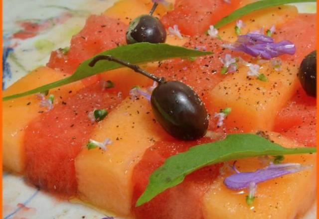 Salade de pastèque, melon, huile et olives de Nice AOP, roquettes à feuille d'olivier