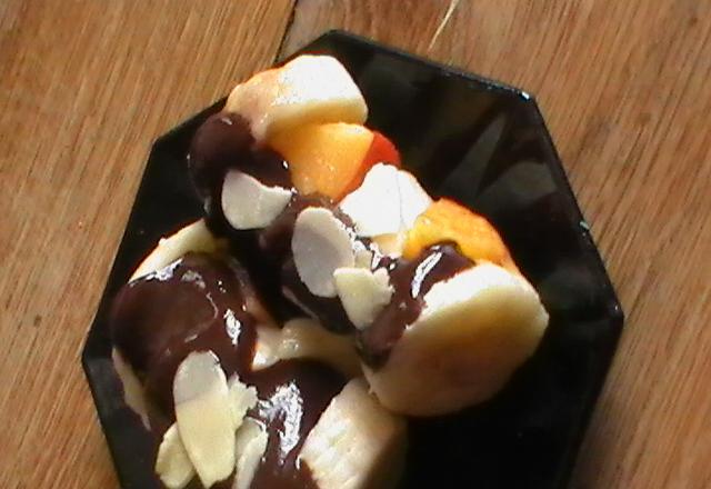 Mini-brochettes bananes/nectarines sur une fondue de chocolat aux amandes