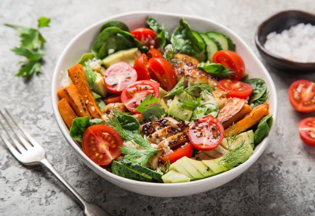 Salade complète de poulet grillé aux patates douces, avocat, tomates cerises et couscous