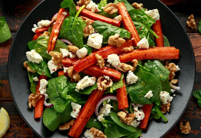 Salade de carottes rôties, pousses d'épinards, feta et noix