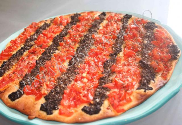 Tarte fine tomate et tapenade entièrement maison