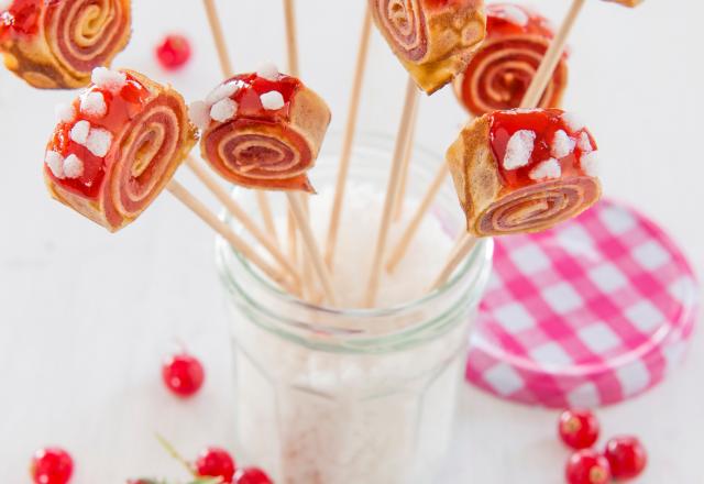 Petits roulés de crêpes à la confiture fraises et groseilles