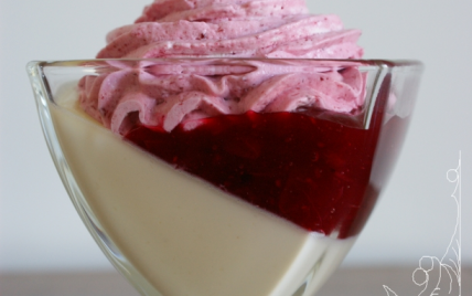 Panna cotta au chocolat blanc, cranberries en compote et en chantilly