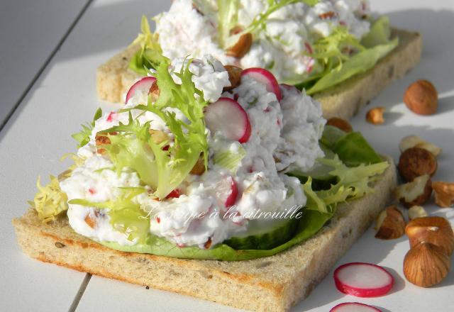 Tartines de chèvre frais aux radis roses et noisettes