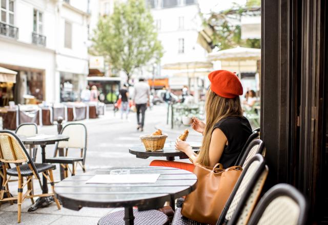 Joue-la comme Emily in Paris en achetant un croissant dans sa boulangerie