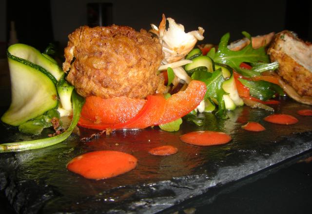 Sur sa salade de légumes marinés,beignets de volaille, langoustines et coulis de poivrons