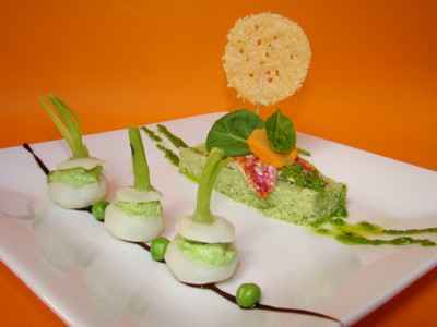 Déclinaison printanière autour des légumes : petits navets farcis à la purée de petits pois, semoule de chou-fleur au pesto de pousses d'épinard, filets de rouget Grondin grillés, et sucette de parmesan