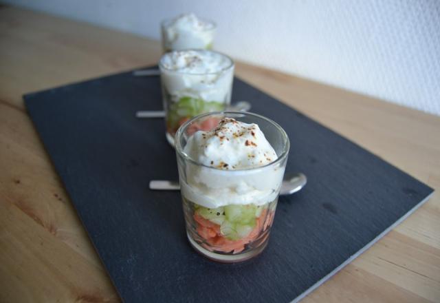 Verrine de saumon fumé, concombre et mousse de chèvre