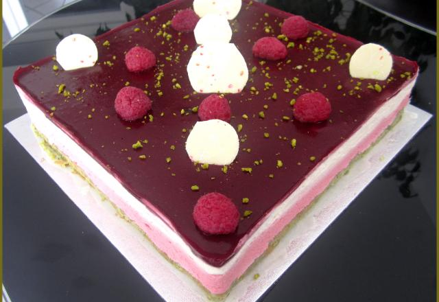 Bavarois framboise, chocolat blanc et pistache