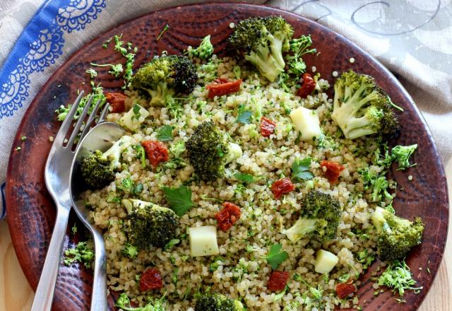 Salade de quinoa, semoule de brocolis et brocolis rôti au cumin