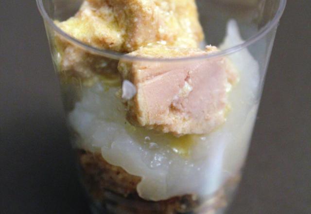 Verrine chic, crumble de noisette compotée de poires et dés de foie gras