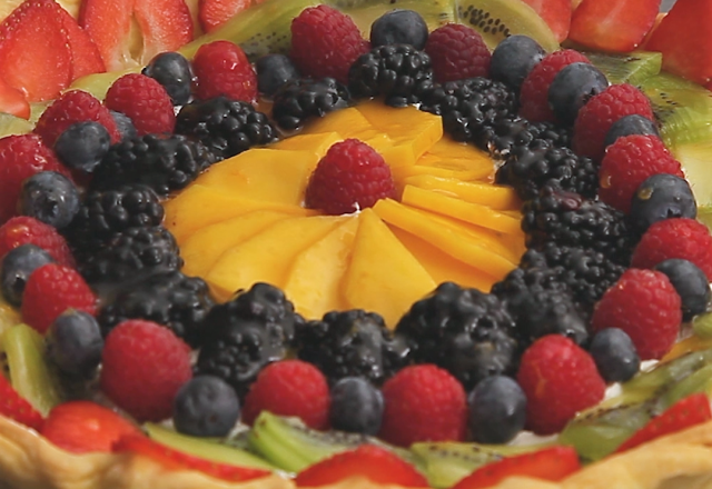 Tarte multicolore et surprise aux fruits