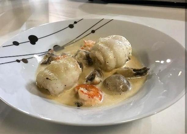 Médaillons de sole, sauce à la crème, crevettes et champignons