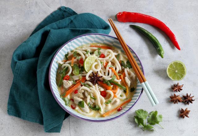 Soupe thaï au poulet, lait de coco et udon