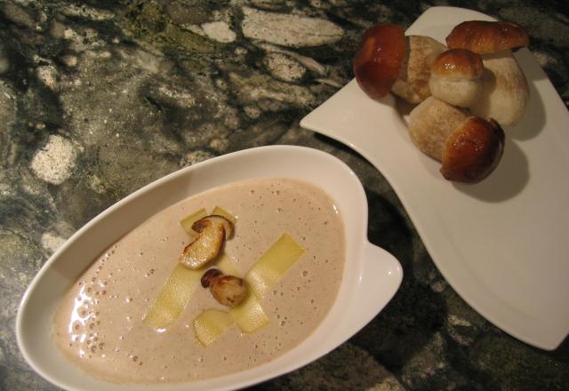 Velouté de cèpes et croquants de parmesan