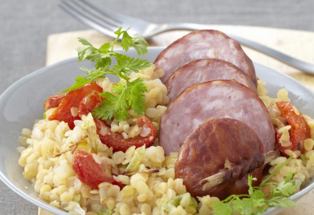 Saucisse de morteau et lentilles corail aux tomates confites