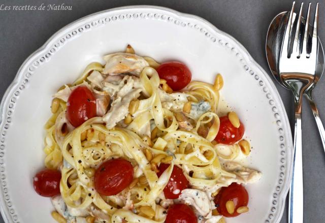 Tagliatelles au poulet, sauce crémeuse au gorgonzola, pignons de pin et tomates cerise poêlées