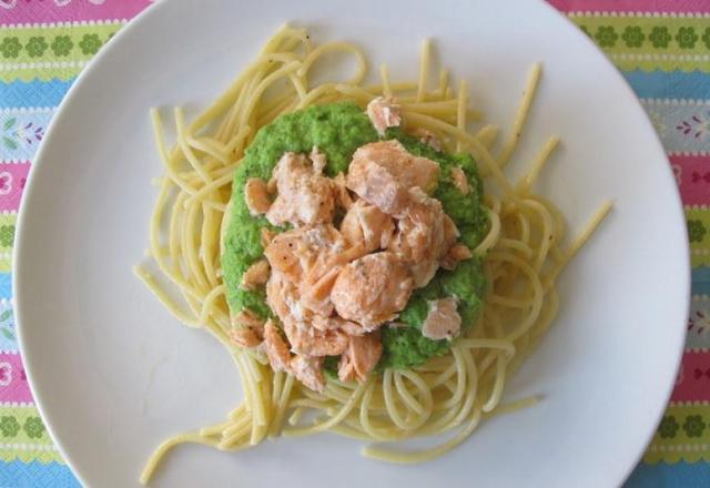 Spaghettis au saumon et crème de petits pois-menthe