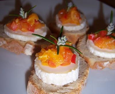 Bruschetta de chèvre et confiture de poivron