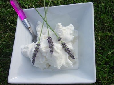 Glace à la lavande sans œuf et sans colorant