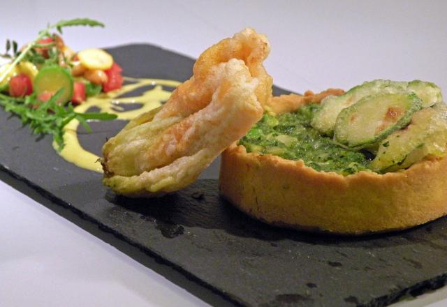 Sablé au caviar de courgette, fleurs en coulis et en tempura, petite salade croquante