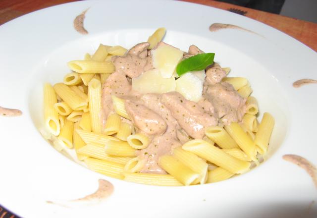 Penne rigate au poulet, sauce porto et pesto