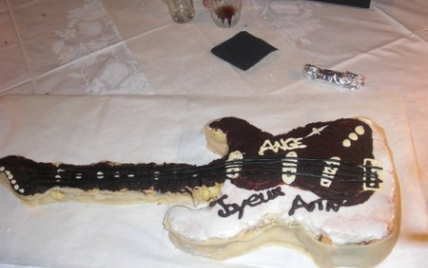 Gâteau d'anniversaire en forme de guitare