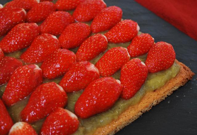 Tarte gariguettes sur sablé breton et compotée de rhubarbe épicée