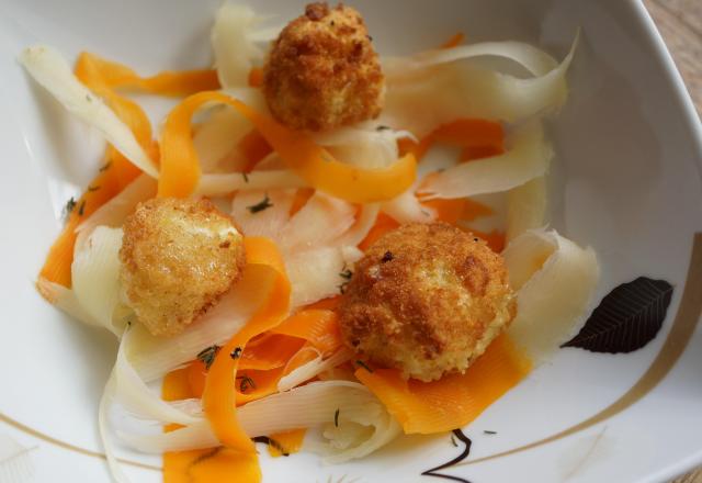 Salade tiède de carottes et panais en tagliatelles, cromesquis de petit fromage de vache au thym