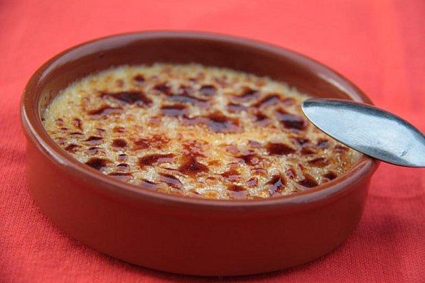 Crème brûlée savoureuse à la vanille