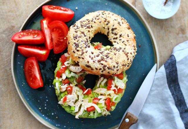 Bagel poulet, guacamole, tomates et oignon nouveau