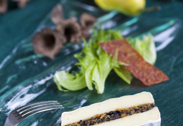 Fromage 'l'ortolan 1921' farci aux poires et trompettes fraîches, salade frisée et morteau