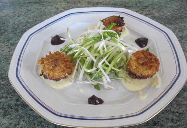 Boudin blanc de Rethel, pané à la chapelure d'épices, minzuna au vinaigre de champagne, crème de chaource et moutarde au mout de raisin