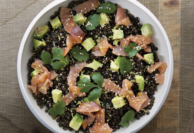 Avocat, saumon fumé et lentilles beluga-sésame