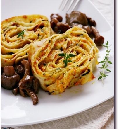 Roulade de crêpes aux courgettes, carottes, sauce et ricotta avec petits champignons pour bento