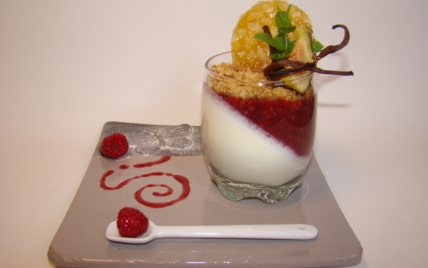 Panna Cotta à l'amande, compotée de figues et framboise à la vanille, émietté de crumble épicé