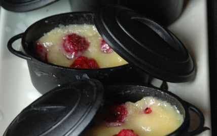 Fondant au chocolat blanc et framboise express en mini cocotte