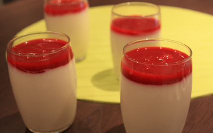 Mousse au chocolat blanc et coulis de framboise