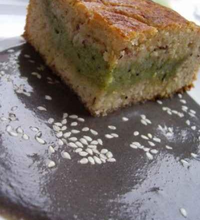 Gâteau basque au thé matcha et noisettes, Crème anglaise au sésame noir