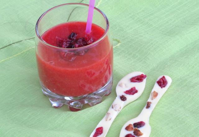 Petites cuillères au chocolat blanc-cranberries, noisettes, raisins et smoothie fraises-cranberries