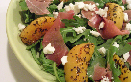 Salade de jambon de Bayonne à la feta et aux pêches poêlées au basilic et au miel