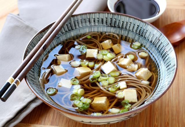 Bouillon de nouilles soba au tofu et ciboule