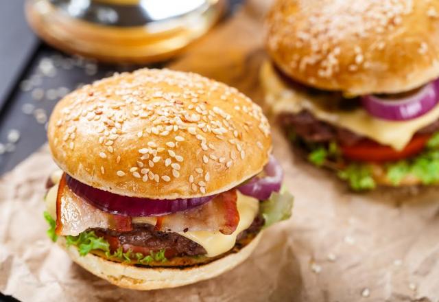 Burger au lard et oignons rouges