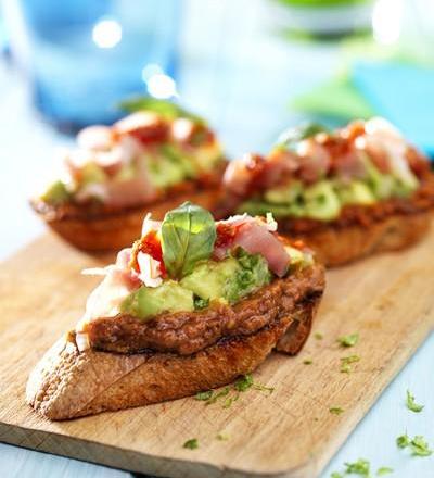 Bruschetta au pesto, tomate et tartare d'avocat au citron