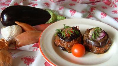 Petites charlottes d'aubergines aux tomates séchées et à l'ail doux