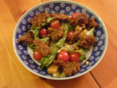 Mesclun au chèvre/basilic et son crumble aux tomates confites